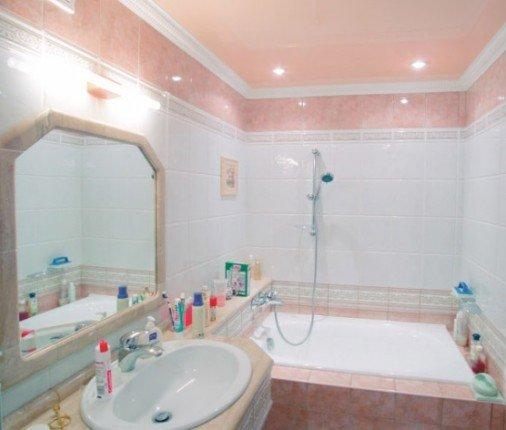 душевая кабинка, захламленная большим количеством моющих средств