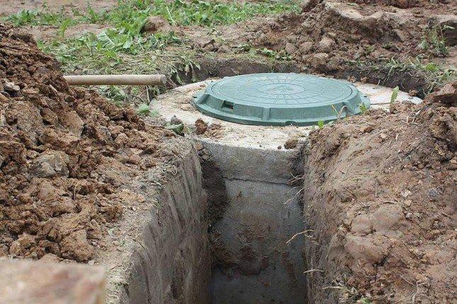 Колонизационный колодец накрытый люком