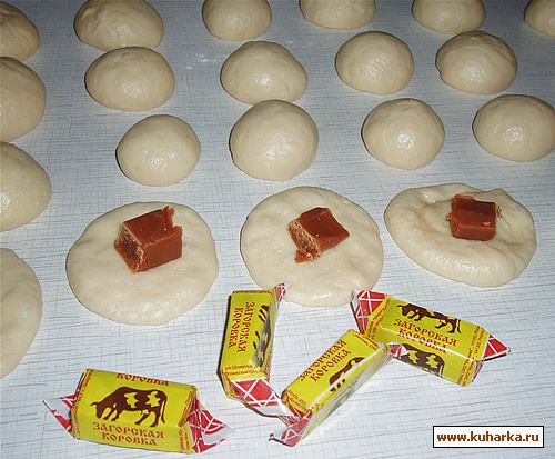 Булочки с конфетой внутри: рецепты