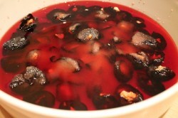 Чернослив в вине с грецкими орехами – простой рецепт десерта