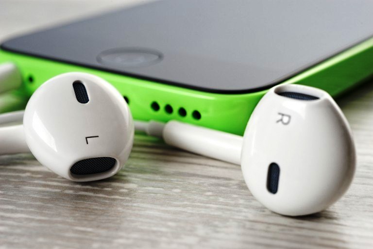 Как можно почистить белую гарнитуру apple earpods, вакуумные и другие наушники