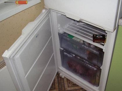 Как перевесить дверь холодильника на другую сторону: бирюса, атлант, indesit, bosch