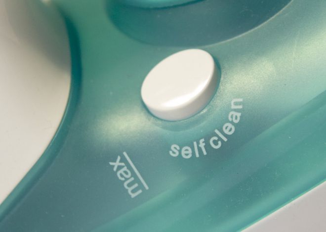 Как пользоваться функцией self clean на утюге?