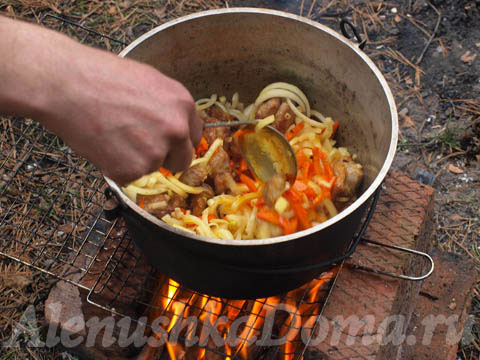 Как сделать вкусный плов в казане на костре