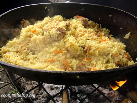 Как сделать вкусный плов в казане на костре