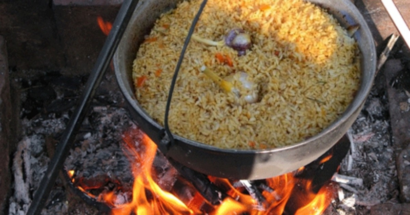 Как сделать вкусный плов в казане на костре