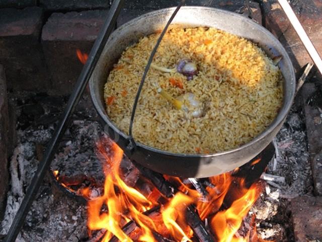 Как сделать вкусный плов в казане на костре