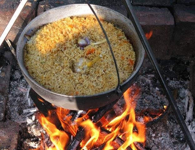 Как сделать вкусный плов в казане на костре