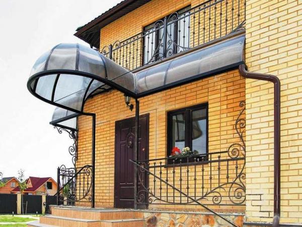Козырек над крыльцом: из поликарбоната, металла, пластика, дерева, кованый, функции, варианты дизайна, как сделать своими руками, этапы работы