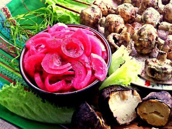 Маринованный лук: рецепт на зиму, банки, вкусный, без стерилизации, полукольцами, простой, красный, в уксусе, жареный, как делать