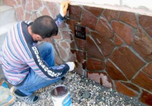 Наружная отделка дачного дома своими руками быстро и недорого: под кирпич, камень, декоративной штукатуркой, материалы и инструменты, технология