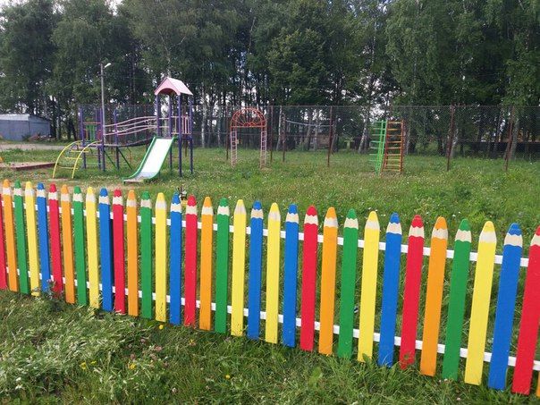 Необычные заборы для дачи: в виде карандашей, амфор, аквариума, под живую изгородь, абстрактные, зеркальные, высокие, плетеные, с габионами