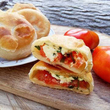 Пирожки бомбочки: с помидорами и сыром, рецепт, другие варианты начинок, виды теста