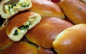 Пирожки с луком: пошаговый рецепт, с зеленым, как приготовить тесто, жареные булочки с творогом