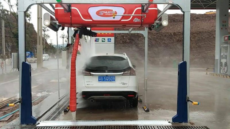 Плюсы и минусы бесконтактной мойки автомобиля