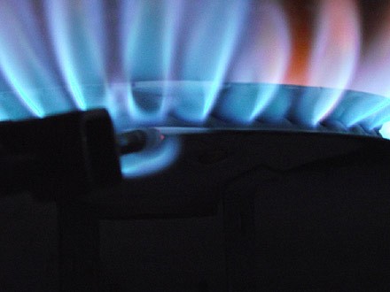 Почему газовая колонка включается с хлопком