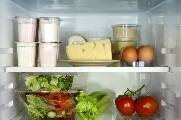 Почему продукты питания хранят в холодильнике?