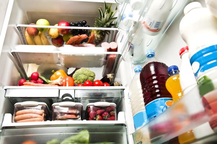 Почему продукты питания хранят в холодильнике?