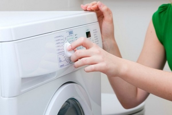 Почему стиральная машина набирает воду, но не стирает?