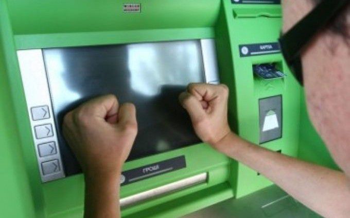 Приставы не смогут снимать деньги с пенсии, детского пособия и алиментов