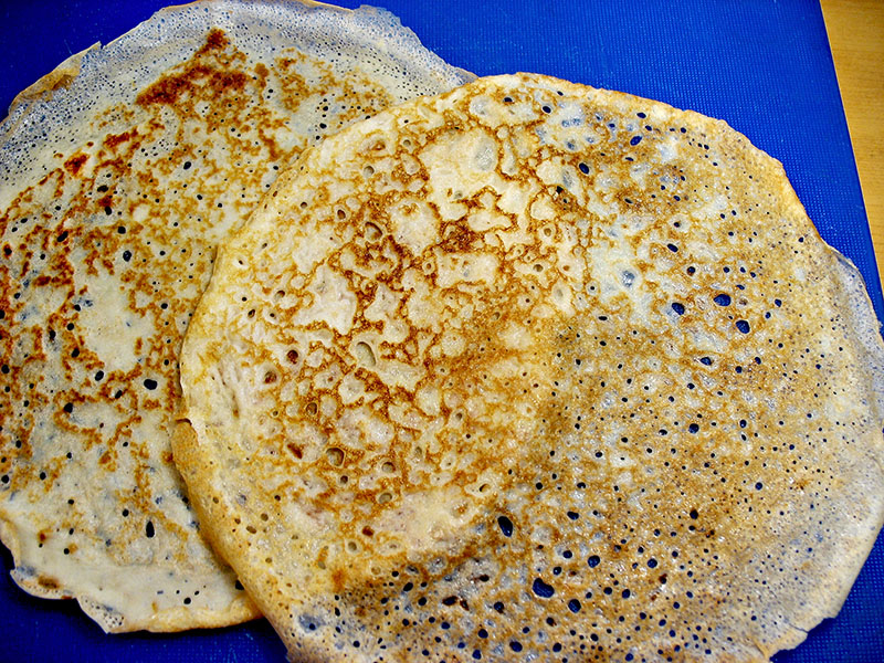 Рецепт тонких блинов с дырочками на кефире: как испечь вкусные пошагово, на молоке, фото и видео