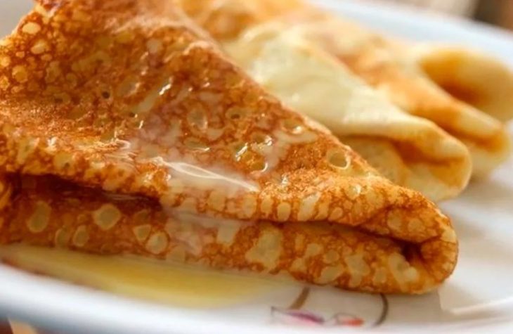 Рецепт тонких блинов с дырочками на кефире: как испечь вкусные пошагово, на молоке, фото и видео