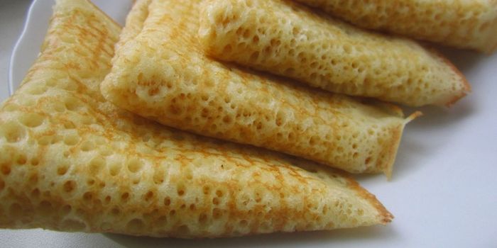 Рецепт тонких блинов с дырочками на кефире: как испечь вкусные пошагово, на молоке, фото и видео