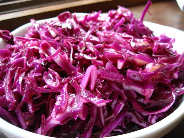 Рецепты из красной капусты: приготовить, вкусные, простые, на зиму, солить, квасить, сделать, в банках, быстро, салат, из фиолетовой, фото и видео