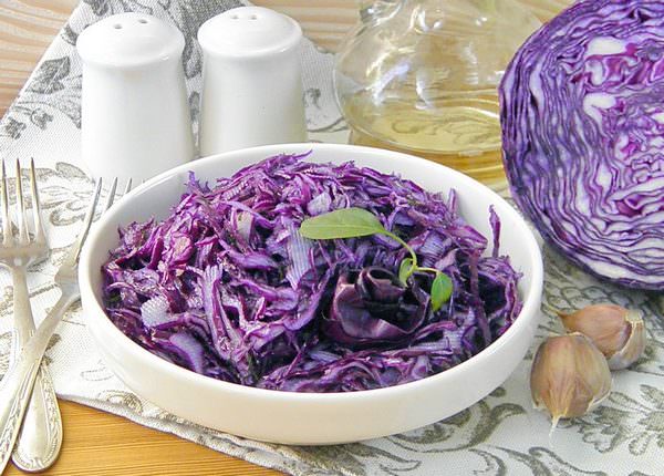 Рецепты из красной капусты: приготовить, вкусные, простые, на зиму, солить, квасить, сделать, в банках, быстро, салат, из фиолетовой, фото и видео