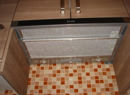 Встраиваемая вытяжка на кухню: установка в шкаф